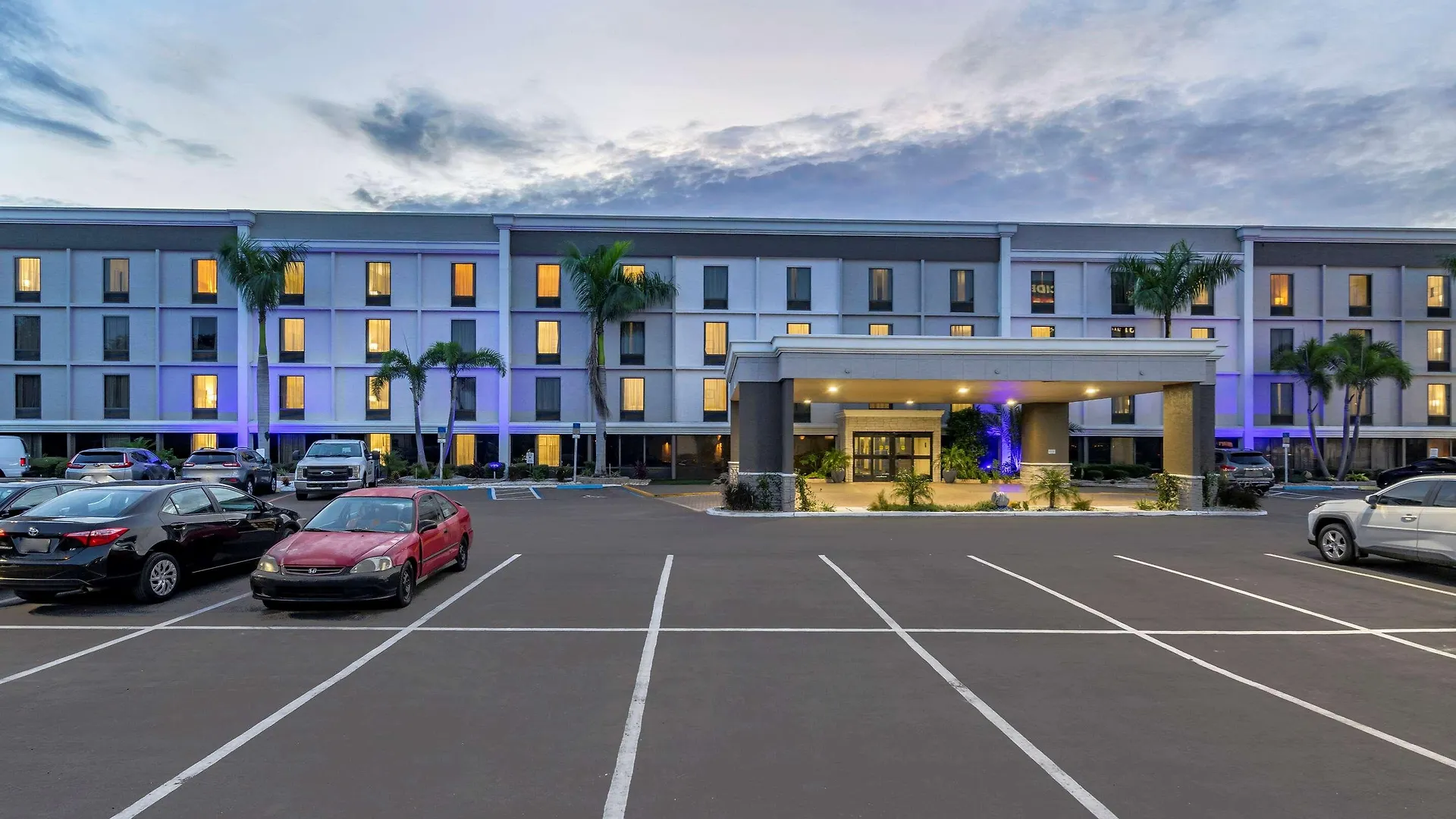 Comfort Inn & Suites St Pete - Clearwater International Airport 2*,