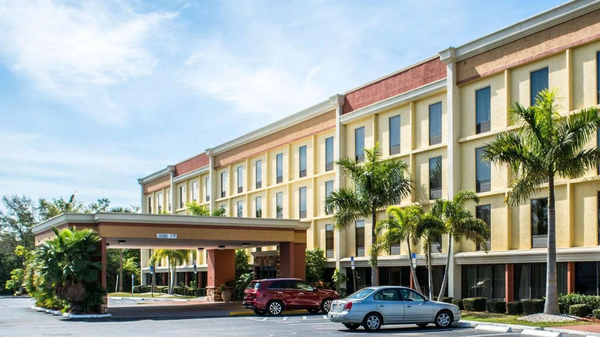 Comfort Inn & Suites St Pete - Clearwater International Airport Hotel