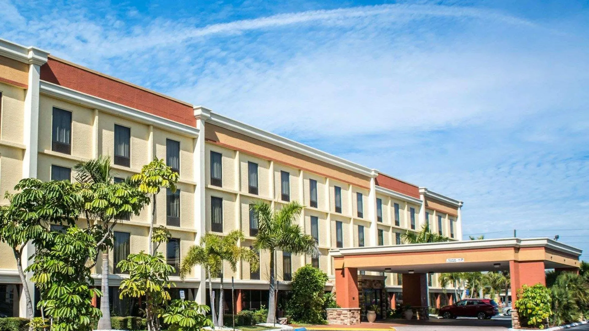 Comfort Inn & Suites St Pete - Clearwater International Airport 2*,